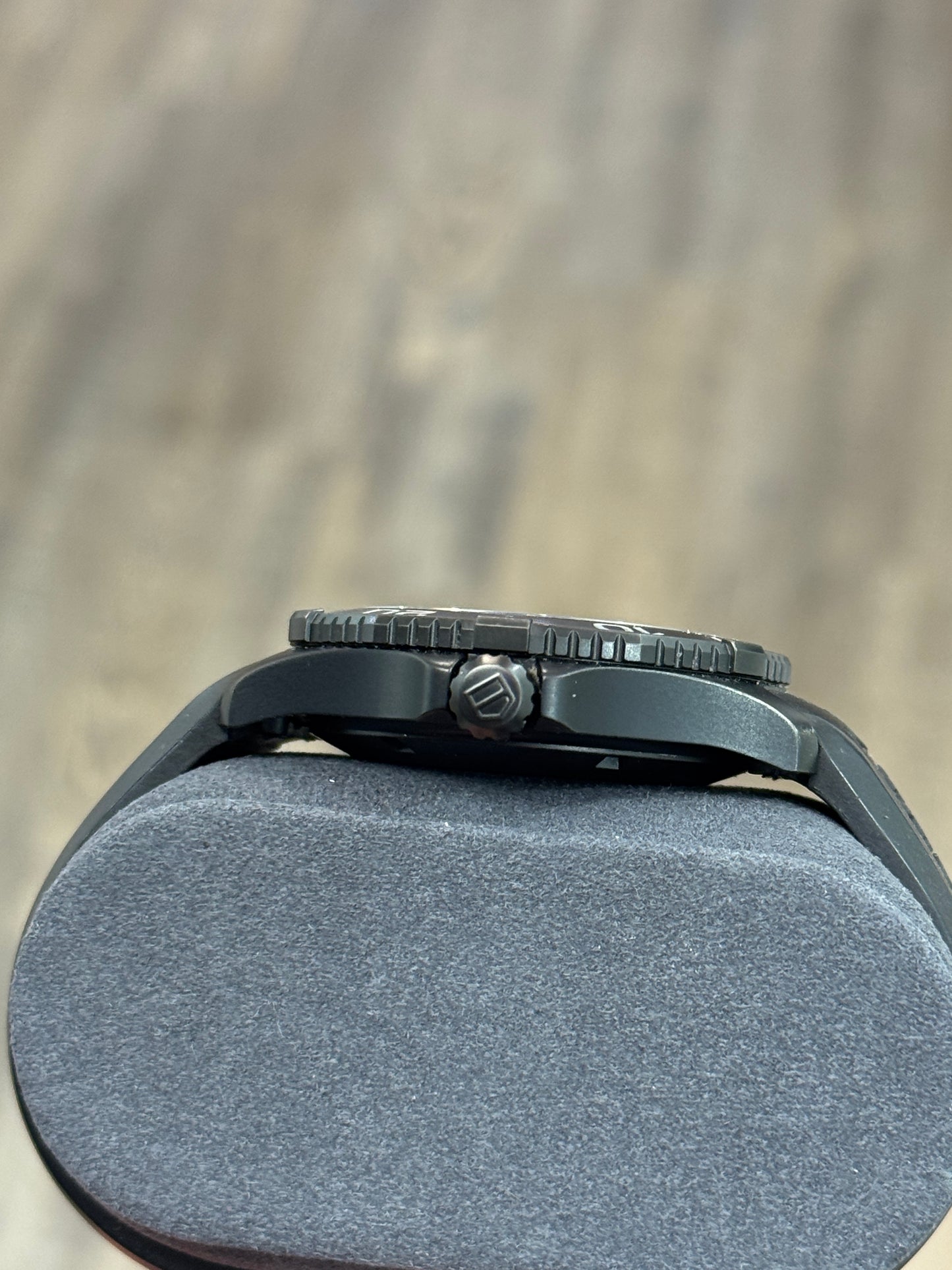 TAG HEUER AQUARACER
PROFESSIONAL 200 SOLARGRAPH