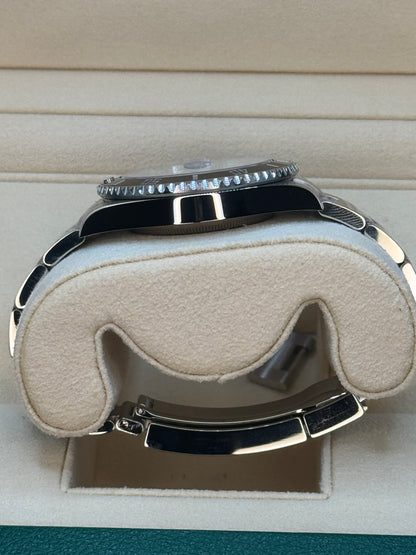 Rolex Submariner Date 126610LN side of case
