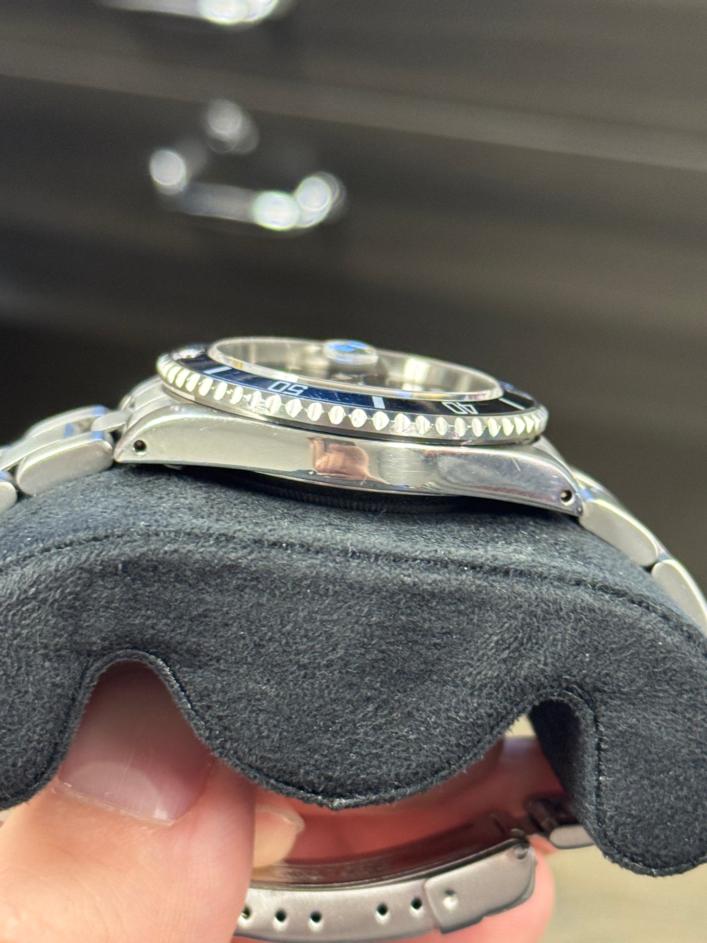 Rolex Submariner Date 16610LN Oyster side view case